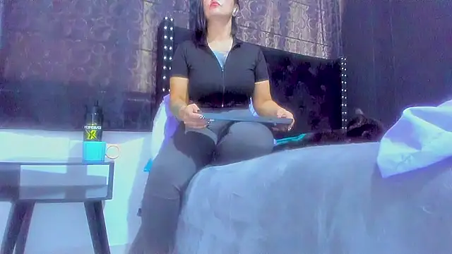 amareto queen online show from 10.19.25