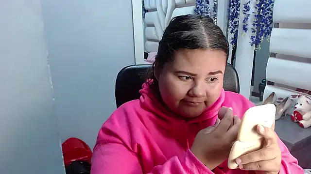 Snapshot of ValenTitis chatting on 04.15.26 ValenTitis online show from 04.15.26