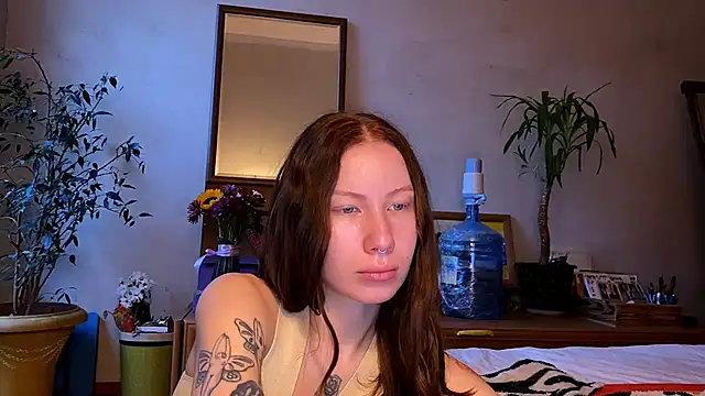 Snapshot of elfess chatting on 10.21.25 elfess online show from 10.21.25