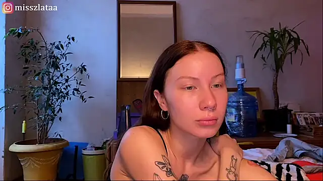 Snapshot of elfess chatting on 10.31.25 elfess online show from 10.31.25