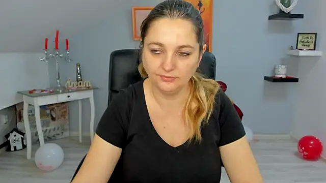 LollaGirl online show from 02.19.25