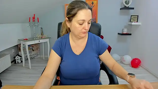 LollaGirl online show from 02.24.25