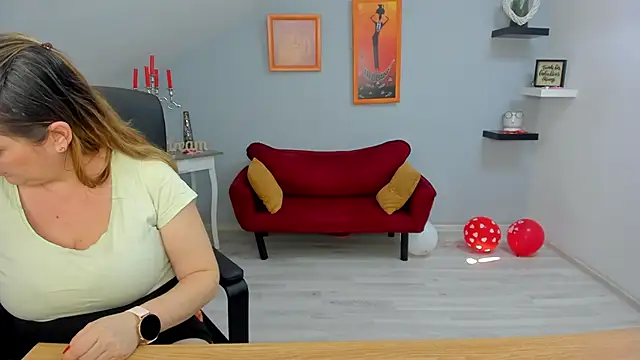 LollaGirl online show from 02.26.25