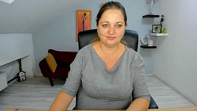 LollaGirl online show from 09.22.25