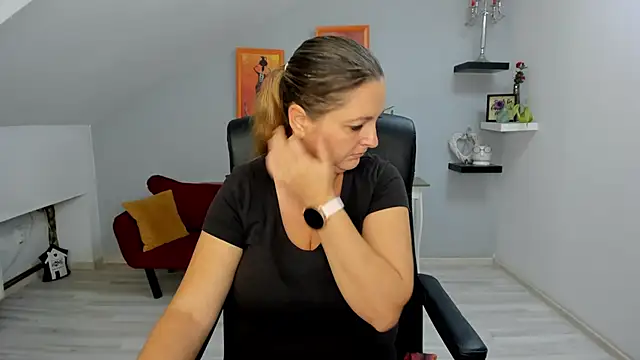 LollaGirl online show from 10.10.25