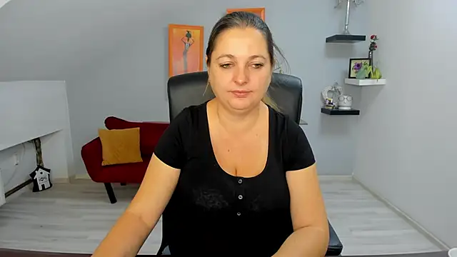 LollaGirl online show from 10.15.25