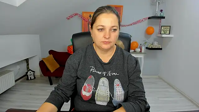 LollaGirl online show from 10.31.25