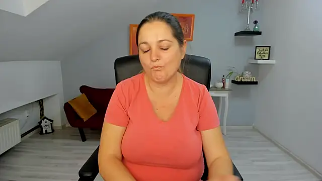 LollaGirl online show from 11.03.25