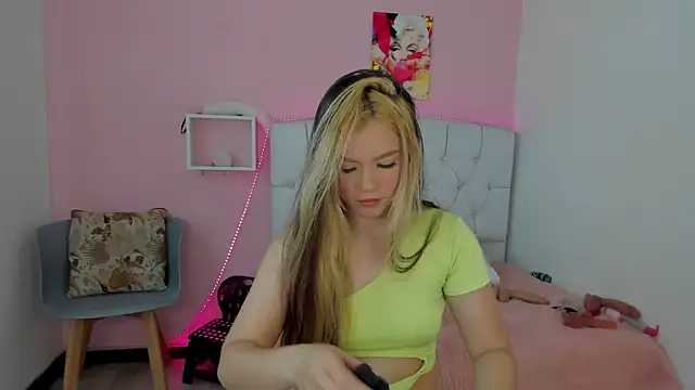Snapshot of 18candys chatting on 05.22.26 18candys online show from 05.22.26