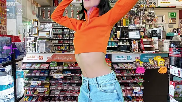 Snapshot of NanaRott chatting on 02.09.25 NanaRott online show from 02.09.25