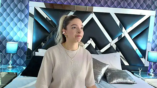 victoriaa lee  online show from 02.20.25