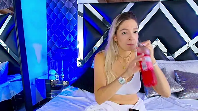 victoriaa lee  online show from 03.05.25