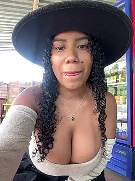 Snapshot of serena_willow chatting on 11.18.25 serena willow online show from 11.18.25