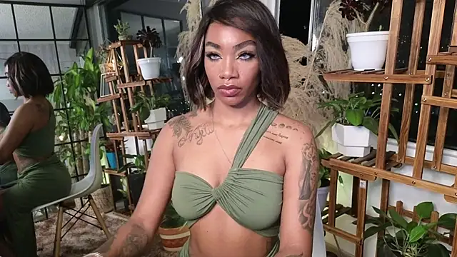 Snapshot of emely_brandon chatting on 12.13.24 emely brandon online show from 12.13.24