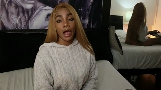 Snapshot of emely_brandon chatting on 11.22.25 emely brandon online show from 11.22.25