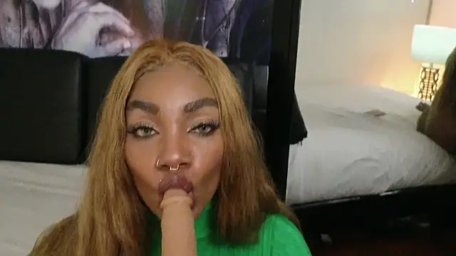 Snapshot of emely_brandon chatting on 11.28.25 emely brandon online show from 11.28.25