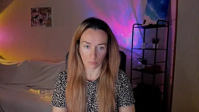 Snapshot of RebeccaMartinez chatting on 12.04.25 RebeccaMartinez online show from 12.04.25