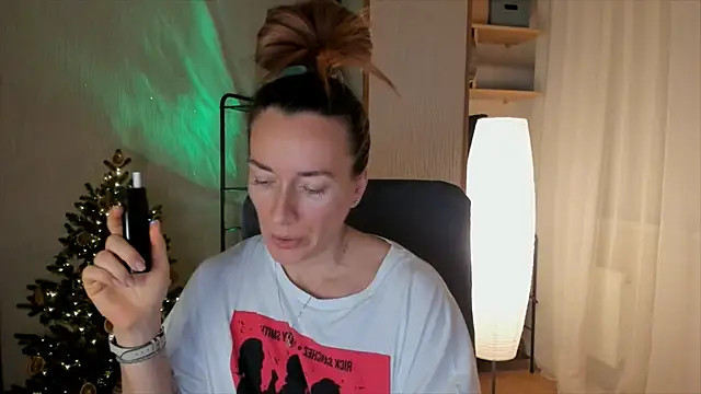 Snapshot of RebeccaMartinez chatting on 12.22.25 RebeccaMartinez online show from 12.22.25