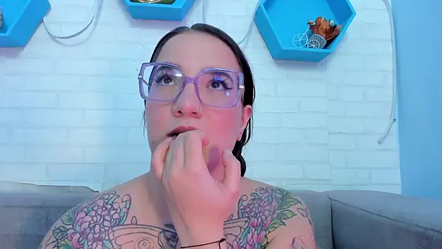 Snapshot of DEVA_BLUE_ chatting on 01.28.25 DEVA BLUE online show from 01.28.25