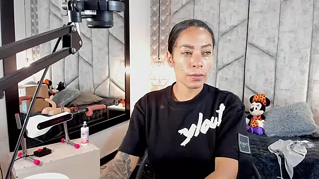 NiicolleMiller online show from 10.17.25