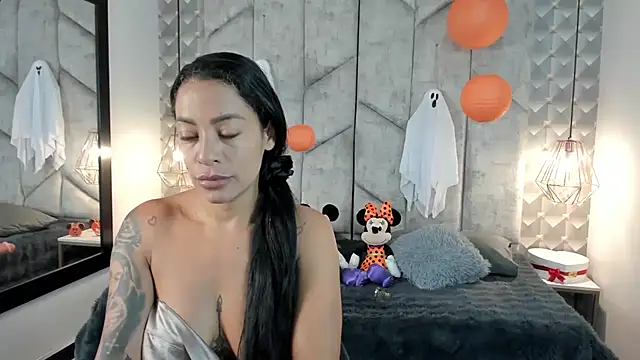 NiicolleMiller online show from 10.19.25