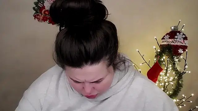 Emily Mo online show from 12.17.25