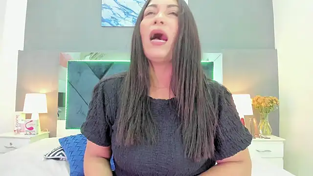 Snapshot of Lauralove_69 chatting on 10.20.25 Lauralove 69 online show from 10.20.25