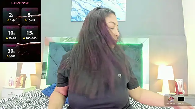 Snapshot of Lauralove_69 chatting on 10.24.25 Lauralove 69 online show from 10.24.25