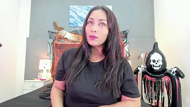 Snapshot of Lauralove_69 chatting on 10.29.25 Lauralove 69 online show from 10.29.25