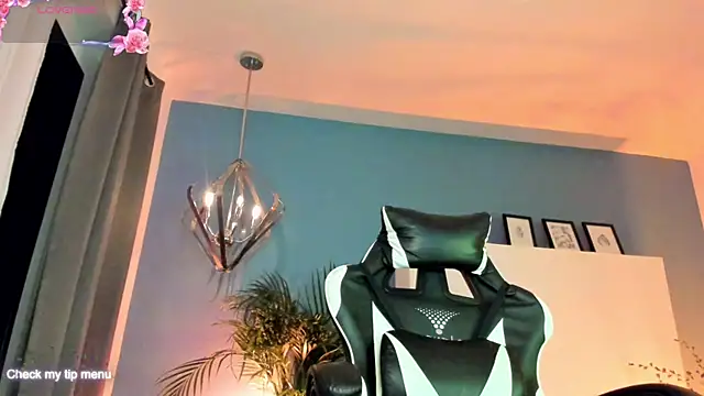 Snapshot of Megan_inked chatting on 10.01.25 Megan inked online show from 10.01.25