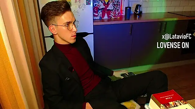 Snapshot of Midnighter_ chatting on 09.22.25 Midnighter online show from 09.22.25