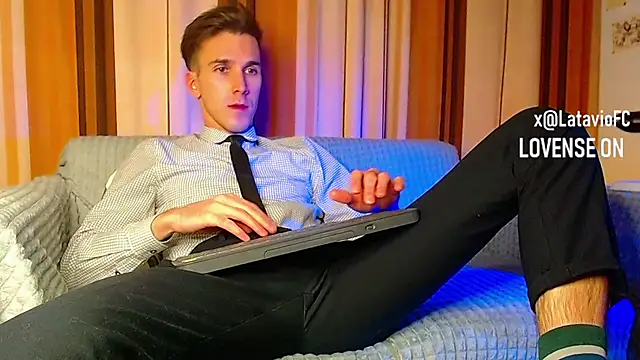 Snapshot of Midnighter_ chatting on 11.22.25 Midnighter online show from 11.22.25