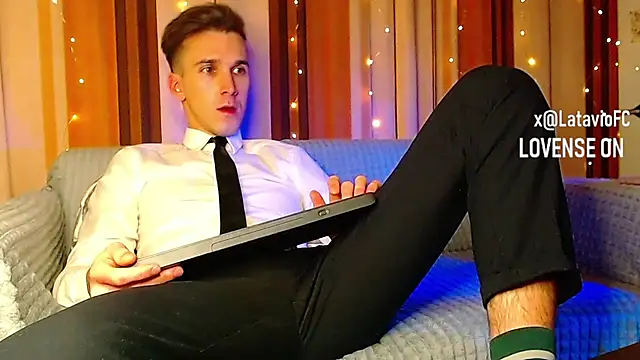 Snapshot of Midnighter_ chatting on 12.16.25 Midnighter online show from 12.16.25