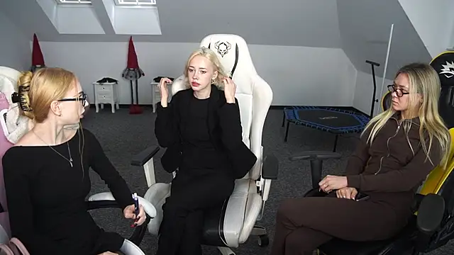 Snapshot of Amelia_Blaze chatting on 10.16.25 Amelia Blaze online show from 10.16.25