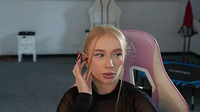 Snapshot of Amelia_Blaze chatting on 10.23.25 Amelia Blaze online show from 10.23.25