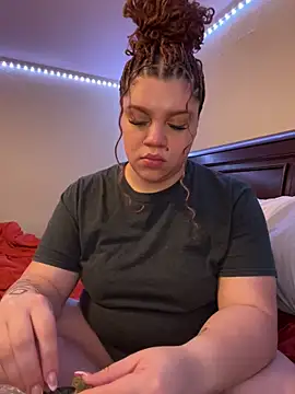 QueenNuttCollector online show from 03.19.25