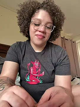 QueenNuttCollector online show from 03.04.26