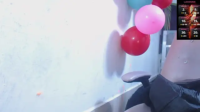 Snapshot of toxxxic_cams chatting on 11.18.25 toxxxic cams online show from 11.18.25