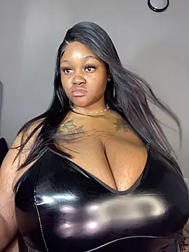 Snapshot of Yung-Missy chatting on 02.10.25 Yung-Missy online show from 02.10.25