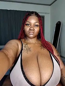 Snapshot of Yung-Missy chatting on 10.04.25 Yung-Missy online show from 10.04.25