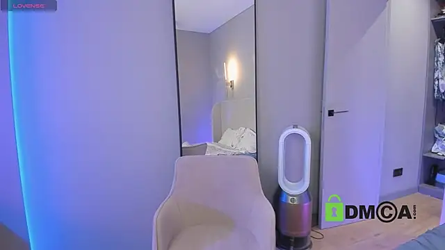 Wallflowerr online show from 10.01.25