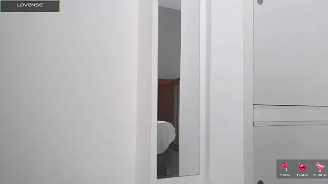 mini kunis online show from 12.18.25