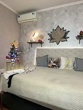 Snapshot of StripBianka chatting on 12.18.25 StripBianka online show from 12.18.25