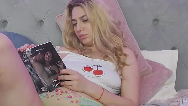 Snapshot of AvaBlue_ chatting on 03.10.25 AvaBlue online show from 03.10.25