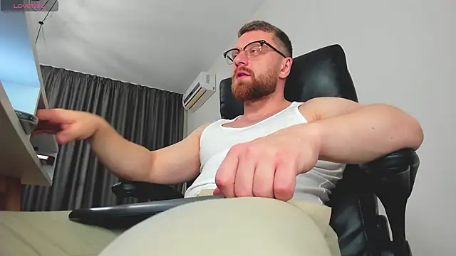 Snapshot of Findom_guy chatting on 02.01.26 Findom guy online show from 02.01.26