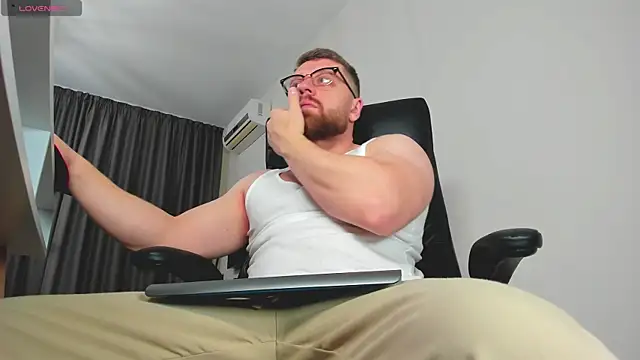 Snapshot of Findom_guy chatting on 02.10.26 Findom guy online show from 02.10.26