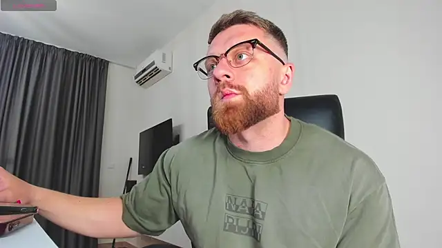 Snapshot of Findom_guy chatting on 03.01.26 Findom guy online show from 03.01.26