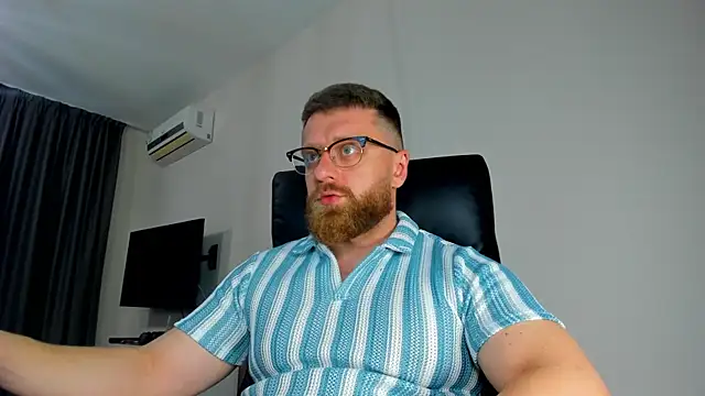 Snapshot of Findom_guy chatting on 04.29.26 Findom guy online show from 04.29.26
