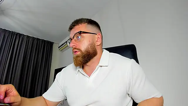 Snapshot of Findom_guy chatting on 05.19.26 Findom guy online show from 05.19.26