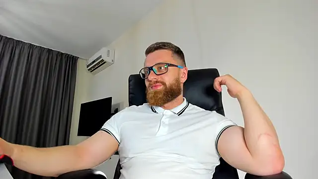Snapshot of Findom_guy chatting on 05.25.26 Findom guy online show from 05.25.26